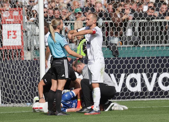 Schiedsrichterin Fabienne Michel, Marian Kunze (Lueneburger SK Hansa) Fussball, Saison 2026 2027, Maenner, Herren, DFB Pokal, 1. Hauptrunde, Millerntor Stadion, Lueneburger SK gegen Werder Bremen DFL REGULATIONS PROHIBIT ANY USE OF PHOTOGRAPHS AS IMAGE SEQUENCES AND OR QUASI-VIDEO. *** Referee Fabienne Michel, Marian Kunze, Lüneburger SK Hansa Soccer, 2026–2027 season, Men’s, DFB Cup, 1st Round, Millerntor Stadium, Lüneburger SK vs. Werder Bremen DFL REGULATIONS PROHIBIT ANY USE OF PHOTOGRAPHS AS IMAGE SEQUENCES AND OR QUASI-VIDEO