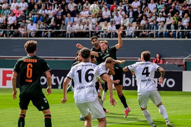 Ludovit Reis Niclas Füllkrug ( Werder ) Raphael Thinius ( Lüneburg ) Deutschland , Hamburg , Millerntor , Fussball , 1 Bundesliga , Oberliga Niedersachsen , DFB Pokal Runde 1 , LSK Lüneburg - SV Werder Bremen *** Ludovit Reis, Niclas Füllkrug, Werder, Raphael Thinius, Lüneburg, Germany, Hamburg, Millerntor, soccer, Bundesliga 1, Oberliga Niedersachsen, DFB Cup Round 1, LSK Lüneburg, SV Werder Bremen