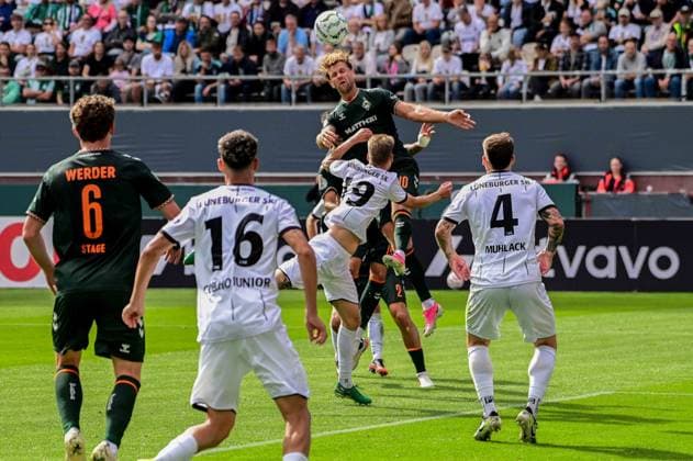 Niclas Füllkrug ( Werder ) Raphael Thinius ( Lüneburg ) Deutschland , Hamburg , Millerntor , Fussball , 1 Bundesliga , Oberliga Niedersachsen , DFB Pokal Runde 1 , LSK Lüneburg - SV Werder Bremen *** Niclas Füllkrug, Werder, Raphael Thinius, Lüneburg, Germany, Hamburg, Millerntor, soccer, Bundesliga 1, Lower Saxony Oberliga, DFB Cup Round 1, LSK Lüneburg, SV Werder Bremen