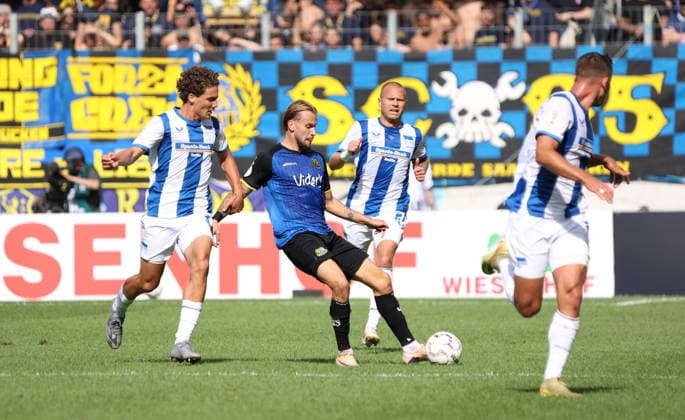 22.08.2026, Fussball, Herren, DFB-Pokal, 1. Runde, Saison 2026 2027, 1. FC Saarbrücken - Hertha BSC Berlin, Soufian Gouram (Hertha BSC Berlin) Niko Bretschneider (1. FC Saarbruecken) Niklas Kolbe (Hertha BSC Berlin) Saarbrücken Ludwigsparkstadion Saarland Deutschland *** August 22, 2026, Soccer, Men s, DFB Cup, First Round, 2026–2027 Season, 1 FC Saarbrücken vs. Hertha BSC Berlin, Soufian Gouram (Hertha BSC Berlin) vs. Niko Bretschneider (1 FC Saarbrücken), Niklas Kolbe (Hertha BSC Berlin), Saarbrücken, Ludwigsparkstadion, Saarland, Germany Copyright: xFabianxKleerx