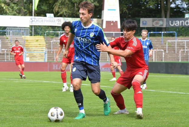 22.08.2026, GER, Fussball, Regionalliga West, Saison 2026 2027, 04. Spieltag, Ohlendorf Stadion im Heidewald, Gütersloh FC Gütersloh - SV Bergisch Gladbach 3 : 1 Fynn Arkenberg (FC Gütersloh, links) gegen Fabian Fricke (SV Bergisch Gladbach), Aktion, Duell, Zweikampf *** August 22, 2026, GER, Soccer, Regionalliga West, 2026–2027 Season, Matchday 4, Ohlendorf Stadium in Heidewald, Gütersloh FC vs. SV Bergisch Gladbach 3–1 Fynn Arkenberg (FC Gütersloh, left) vs. Fabian Fricke (SV Bergisch Gladbach), action, duel, tackle