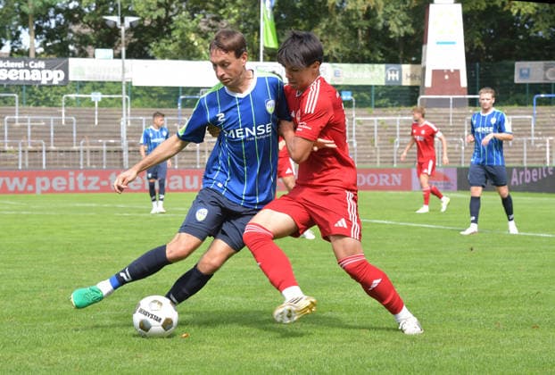 22.08.2026, GER, Fussball, Regionalliga West, Saison 2026 2027, 04. Spieltag, Ohlendorf Stadion im Heidewald, Gütersloh FC Gütersloh - SV Bergisch Gladbach 3 : 1 Fynn Arkenberg (FC Gütersloh, links) gegen Fabian Fricke (SV Bergisch Gladbach), Aktion, Duell, Zweikampf *** August 22, 2026, GER, Soccer, Regionalliga West, 2026–2027 Season, Matchday 4, Ohlendorf Stadium in Heidewald, Gütersloh FC vs. SV Bergisch Gladbach 3–1 Fynn Arkenberg (FC Gütersloh, left) vs. Fabian Fricke (SV Bergisch Gladbach), action, duel, tackle