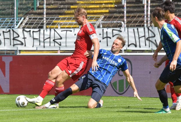22.08.2026, GER, Fussball, Regionalliga West, Saison 2026 2027, 04. Spieltag, Ohlendorf Stadion im Heidewald, Gütersloh FC Gütersloh - SV Bergisch Gladbach 3 : 1 Julius Langfeld (FC Gütersloh, rechts) gegen Mathias Leander Hülsenbusch (SV Bergisch Gladbach), Aktion, Duell, Zweikampf *** August 22, 2026, GER, Soccer, Regionalliga West, 2026–2027 Season, Matchday 4, Ohlendorf Stadium in Heidewald, Gütersloh FC vs. SV Bergisch Gladbach 3–1 Julius Langfeld (FC Gütersloh, on the right) against Mathias Leander Hülsenbusch (SV Bergisch Gladbach), action, duel, tackle