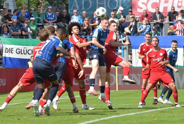 22.08.2026, GER, Fussball, Regionalliga West, Saison 2026 2027, 04. Spieltag, Ohlendorf Stadion im Heidewald, Gütersloh FC Gütersloh - SV Bergisch Gladbach 3 : 1 Justin Lukas (FC Gütersloh, Mitte) gegen Mathias Leander Hülsenbusch (SV Bergisch Gladbach), Aktion, Duell, Zweikampf, Kopfball *** August 22, 2026, GER, Soccer, Regionalliga West, 2026–2027 Season, Matchday 4, Ohlendorf Stadium in Heidewald, Gütersloh FC vs. SV Bergisch Gladbach 3–1, Justin Lukas (FC Gütersloh, center) vs. Mathias Leander Hülsenbusch (SV Bergisch Gladbach), action, duel, tackle, header