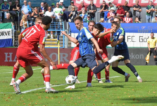 22.08.2026, GER, Fussball, Regionalliga West, Saison 2026 2027, 04. Spieltag, Ohlendorf Stadion im Heidewald, Gütersloh FC Gütersloh - SV Bergisch Gladbach 3 : 1 Patrik Twardzik (FC Gütersloh, Mitte) erzielt das 2 : 0. Fabian Fricke (SV Bergisch Gladbach) kommt zu spät, Aktion, Einzelbild, Quer, Tor, Treffer, Strafraumszene *** August 22, 2026, GER, Soccer, Regionalliga West, 2026–2027 Season, Matchday 4, Ohlendorf Stadium in Heidewald, Gütersloh FC vs. SV Bergisch Gladbach 3–1; Patrik Twardzik of FC Gütersloh scores the 2–0 goal; Fabian Fricke of SV Bergisch Gladbach arrives too late; action; still image; wide shot; goal; score; penalty area scene