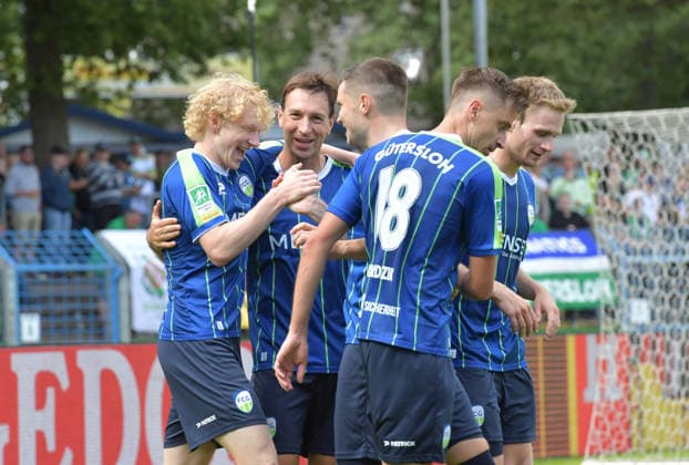 22.08.2026, GER, Fussball, Regionalliga West, Saison 2026 2027, 04. Spieltag, Ohlendorf Stadion im Heidewald, Gütersloh FC Gütersloh - SV Bergisch Gladbach 3 : 1 Tor-Jubel FC Gütersloh : Torschütze Niklas Frese, Fynn Arkenberg, Björn Rother, Patrik Twardzik und Jan Lukas Liehr (alle FC Gütersloh, v.L.), Aktion, Einzelbild, Quer, Mimik, Gestik, Jubel, jubeln, Freude, freuen *** August 22, 2026, GER, Soccer, Regionalliga West, 2026–2027 Season, Matchday 4, Ohlendorf Stadium in Heidewald, Gütersloh FC Gütersloh vs. SV Bergisch Gladbach 3–1 Goal Celebration FC Gütersloh Goal Scorers Niklas Frese, Fynn Arkenberg, Björn Rother, Patrik Twardzik, and Jan Lukas Liehr—all from FC Gütersloh (from left to right)—action, single frame, landscape orientation, facial expressions, gestures, celebration, cheering, joy, happiness