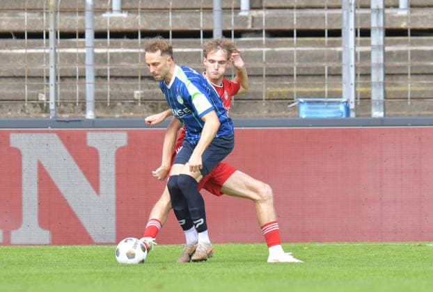 22.08.2026, GER, Fussball, Regionalliga West, Saison 2026 2027, 04. Spieltag, Ohlendorf Stadion im Heidewald, Gütersloh FC Gütersloh - SV Bergisch Gladbach 3 : 1 Julius Langfeld (FC Gütersloh, links) gegen Finn Stromberg (SV Bergisch Gladbach), Aktion, Duell, Zweikampf *** August 22, 2026, GER, Soccer, Regionalliga West, 2026–2027 Season, Matchday 4, Ohlendorf Stadium in Heidewald, Gütersloh FC vs. SV Bergisch Gladbach 3–1 Julius Langfeld (FC Gütersloh, left) vs. Finn Stromberg (SV Bergisch Gladbach), action, duel, tackle