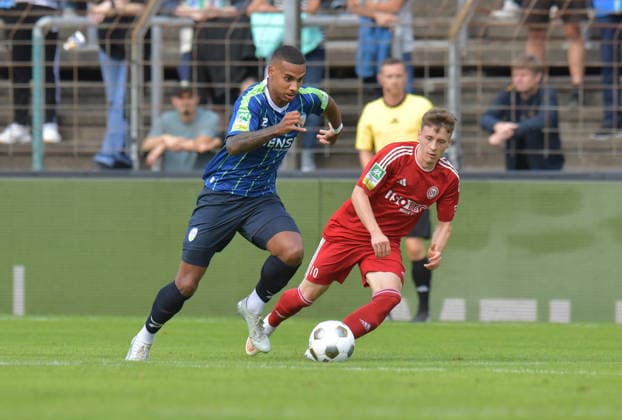 22.08.2026, GER, Fussball, Regionalliga West, Saison 2026 2027, 04. Spieltag, Ohlendorf Stadion im Heidewald, Gütersloh FC Gütersloh - SV Bergisch Gladbach 3 : 1 David Winke (FC Gütersloh, links) gegen Tristan Arndt (SV Bergisch Gladbach), Aktion, Duell, Zweikampf *** August 22, 2026, GER, Soccer, Regionalliga West, 2026–2027 Season, Matchday 4, Ohlendorf Stadium in Heidewald, Gütersloh FC vs. SV Bergisch Gladbach 3–1 David Winke (FC Gütersloh, left) vs. Tristan Arndt (SV Bergisch Gladbach), action, duel, tackle