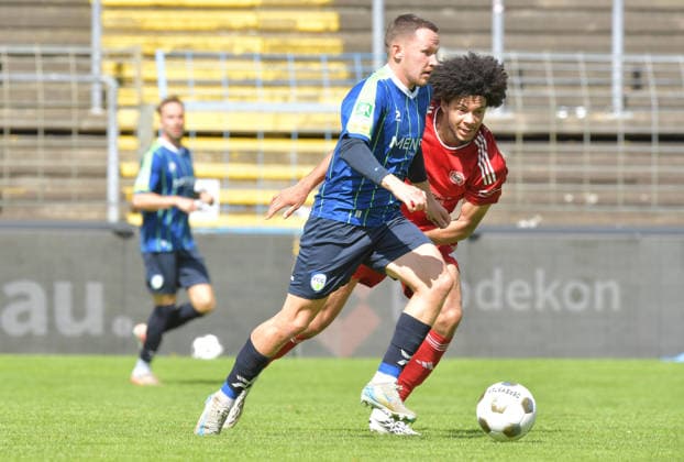 22.08.2026, GER, Fussball, Regionalliga West, Saison 2026 2027, 04. Spieltag, Ohlendorf Stadion im Heidewald, Gütersloh FC Gütersloh - SV Bergisch Gladbach 3 : 1 Phil Beckhoff (FC Gütersloh, links) gegen Eliot Albert (SV Bergisch Gladbach), Aktion, Duell, Zweikampf *** August 22, 2026, GER, Soccer, Regionalliga West, 2026–2027 Season, Matchday 4, Ohlendorf Stadium in Heidewald, Gütersloh FC vs. SV Bergisch Gladbach 3–1 Phil Beckhoff (FC Gütersloh, left) vs. Eliot Albert (SV Bergisch Gladbach), action, duel, tackle