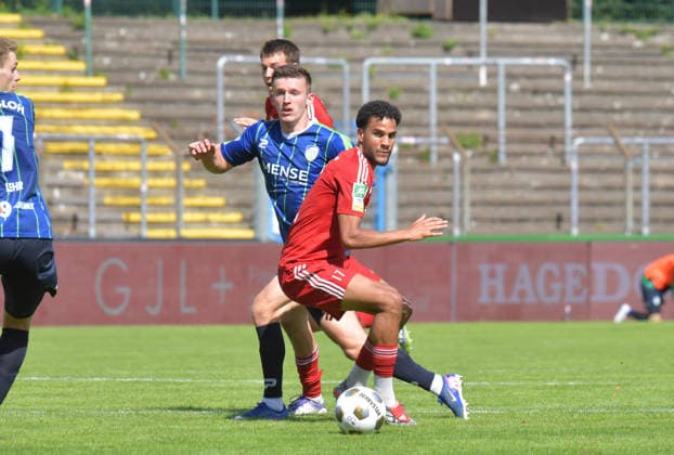22.08.2026, GER, Fussball, Regionalliga West, Saison 2026 2027, 04. Spieltag, Ohlendorf Stadion im Heidewald, Gütersloh FC Gütersloh - SV Bergisch Gladbach 3 : 1 Aleksandar Kandic (FC Gütersloh, links) gegen Joel Maurice Rudolf Kouekem (SV Bergisch Gladbach), Aktion, Duell, Zweikampf *** August 22, 2026, GER, Soccer, Regionalliga West, 2026–2027 Season, Matchday 4, Ohlendorf Stadium in Heidewald, Gütersloh FC vs. SV Bergisch Gladbach 3–1, Aleksandar Kandic (FC Gütersloh, left) vs. Joel Maurice Rudolf Kouekem (SV Bergisch Gladbach), action, duel, tackle