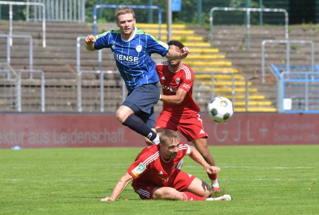 22.08.2026, GER, Fussball, Regionalliga West, Saison 2026 2027, 04. Spieltag, Ohlendorf Stadion im Heidewald, Gütersloh FC Gütersloh - SV Bergisch Gladbach 3 : 1 Jan Lukas Liehr (FC Gütersloh, links) gegen Mathias Leander Hülsenbusch (SV Bergisch Gladbach), Aktion, Duell, Zweikampf *** August 22, 2026, Germany, Soccer, Regionalliga West, 2026–2027 Season, Matchday 4, Ohlendorf Stadium in Heidewald, Gütersloh FC vs. SV Bergisch Gladbach 3–1; Jan Lukas Liehr (FC Gütersloh), on the left against Mathias Leander Hülsenbusch (SV Bergisch Gladbach); action, duel, tackle