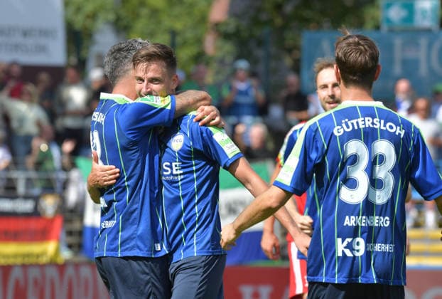 22.08.2026, GER, Fussball, Regionalliga West, Saison 2026 2027, 04. Spieltag, Ohlendorf Stadion im Heidewald, Gütersloh FC Gütersloh - SV Bergisch Gladbach 3 : 1 Tor-Jubel FC Gütersloh : Kevin Hingerl, Torschütze Patrik Twardzik und Fynn Arkenberg (alle FC Gütersloh, v.L), Aktion, Einzelbild, Quer, Mimik, Gestik, Jubel, jubeln, Freude, freuen *** August 22, 2026, GER, Soccer, Regionalliga West, 2026–2027 Season, Matchday 4, Ohlendorf Stadium in Heidewald, Gütersloh FC vs. SV Bergisch Gladbach 3–1 Goal Celebration FC Gütersloh Kevin Hingerl, Goal scorers Patrik Twardzik and Fynn Arkenberg, all from FC Gütersloh, from left, action, single frame, landscape orientation, facial expressions, gestures, celebration, cheering, joy, happiness