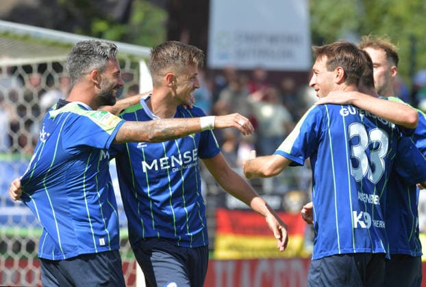 22.08.2026, GER, Fussball, Regionalliga West, Saison 2026 2027, 04. Spieltag, Ohlendorf Stadion im Heidewald, Gütersloh FC Gütersloh - SV Bergisch Gladbach 3 : 1 Tor-Jubel FC Gütersloh : Kevin Hingerl, Torschütze Patrik Twardzik und Fynn Arkenberg (alle FC Gütersloh, v.L), Aktion, Einzelbild, Quer, Mimik, Gestik, Jubel, jubeln, Freude, freuen *** August 22, 2026, GER, Soccer, Regionalliga West, 2026–2027 Season, Matchday 4, Ohlendorf Stadium in Heidewald, Gütersloh FC vs. SV Bergisch Gladbach 3–1 Goal Celebration FC Gütersloh Kevin Hingerl, Goal scorers Patrik Twardzik and Fynn Arkenberg, all from FC Gütersloh, from left, action, single frame, landscape orientation, facial expressions, gestures, celebration, cheering, joy, happiness