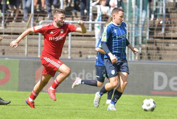 22.08.2026, GER, Fussball, Regionalliga West, Saison 2026 2027, 04. Spieltag, Ohlendorf Stadion im Heidewald, Gütersloh FC Gütersloh - SV Bergisch Gladbach 3 : 1 Phil Beckhoff (FC Gütersloh, rechts) gegen Ardit Mimini (SV Bergisch Gladbach), Aktion, Duell, Zweikampf *** August 22, 2026, GER, Soccer, Regionalliga West, 2026–2027 Season, Matchday 4, Ohlendorf Stadium in Heidewald, Gütersloh FC vs. SV Bergisch Gladbach 3–1 Phil Beckhoff (FC Gütersloh, right) vs. Ardit Mimini (SV Bergisch Gladbach), action, duel, tackle