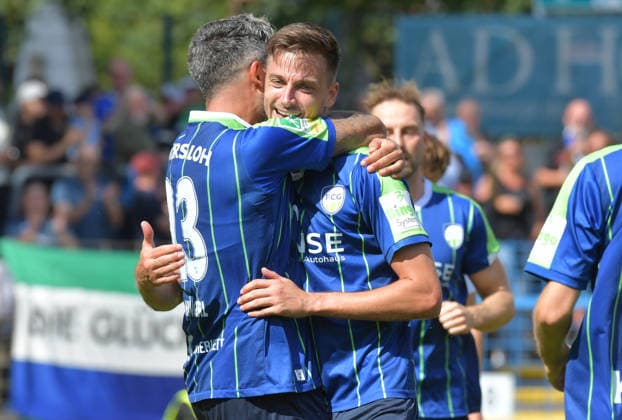 22.08.2026, GER, Fussball, Regionalliga West, Saison 2026 2027, 04. Spieltag, Ohlendorf Stadion im Heidewald, Gütersloh FC Gütersloh - SV Bergisch Gladbach 3 : 1 Tor-Jubel FC Gütersloh : Kevin Hingerl, Torschütze Patrik Twardzik (alle FC Gütersloh, v.L), Aktion, Einzelbild, Quer, Mimik, Gestik, Jubel, jubeln, Freude, freuen *** August 22, 2026, GER, Soccer, Regionalliga West, 2026–2027 Season, Matchday 4, Ohlendorf Stadium in Heidewald, Gütersloh FC vs. SV Bergisch Gladbach 3–1 Goal Celebration FC Gütersloh Kevin Hingerl, Goal scorer Patrik Twardzik, all FC Gütersloh players, from left, action, single frame, landscape orientation, facial expressions, gestures, celebration, cheering, joy, happiness