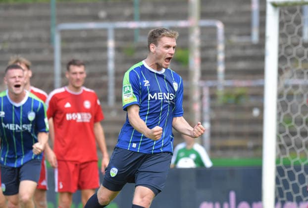 22.08.2026, GER, Fussball, Regionalliga West, Saison 2026 2027, 04. Spieltag, Ohlendorf Stadion im Heidewald, Gütersloh FC Gütersloh - SV Bergisch Gladbach 3 : 1 Tor-Jubel FC Gütersloh : Torschütze Jan Lukas Liehr (FC Gütersloh), Aktion, Einzelbild, Quer, Mimik, Gestik, Jubel, jubeln, Freude, freuen *** August 22, 2026, GER, Soccer, Regionalliga West, 2026–2027 Season, Matchday 4, Ohlendorf Stadium in Heidewald, Gütersloh FC vs. SV Bergisch Gladbach 3–1 Goal Celebration FC Gütersloh Goal Scorer Jan Lukas Liehr FC Gütersloh, Action, Single Frame, Horizontal, Facial Expressions, Gestures, celebration, cheering, joy, happiness