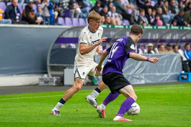 GER, Aue, Fussball, DFB-Pokal, 1. Hauptrunde, FC Erzgebirge Aue vs. TSG 1899 Hoffenheim im Bild v.l.: Nathan De Cat (TSG Hoffenheim 17), Levi Wagner (FC Erzgebirge Aue 14), Zweikampf. 22.08.2026, EINS Erzgebirgsstadion Aue DFB REGULATIONS PROHIBIT ANY USE OF PHOTOGRAPHS AS IMAGE SEQUENCES AND OR QUASI-VIDEO, *** GER, Aue, Soccer, DFB Cup, First Round, FC Erzgebirge Aue vs. TSG 1899 Hoffenheim (pictured, from left): Nathan De Cat (TSG Hoffenheim, 17), Levi Wagner (FC Erzgebirge Aue, 14), tackle, August 22, 2026, EINS Erzgebirgsstadion, Aue. DFB regulations prohibit any use of photographs as image sequences and or quasi-video, Copyright: HMBxMedia PaulxFritz