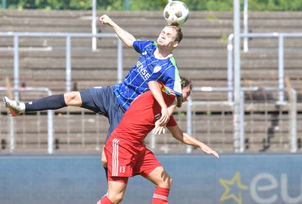 22.08.2026, GER, Fussball, Regionalliga West, Saison 2026 2027, 04. Spieltag, Ohlendorf Stadion im Heidewald, Gütersloh FC Gütersloh - SV Bergisch Gladbach 3 : 1 Jan Lukas Liehr (FC Gütersloh, links) gegen Rexhep Ajdari (SV Bergisch Gladbach), Aktion, Duell, Zweikampf *** August 22, 2026, GER, Soccer, Regionalliga West, 2026–2027 Season, Matchday 4, Ohlendorf Stadium in Heidewald, Gütersloh FC vs. SV Bergisch Gladbach 3–1 Jan Lukas Liehr of FC Gütersloh (left) against Rexhep Ajdari of SV Bergisch Gladbach, action, duel, tackle