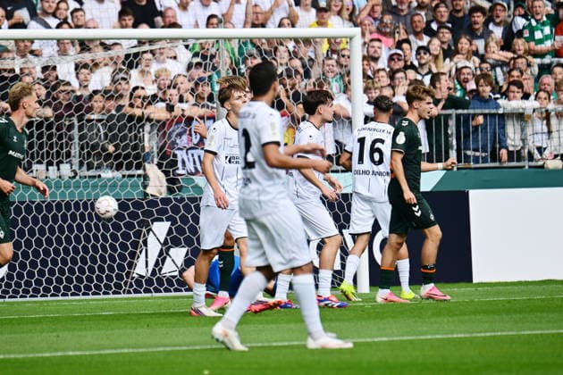 22.08.2026,GER Fußball, Männer,DFB Pokal, 1.Runde Saison 2026 2027, Hamburg, Lüneburger SK vs Werder Bremen Jens Stage (Werder 06) schiesst das Tor zum 1-0 fuer Bremen vorbei an Torwart Tommy Henze (Pauli 01) DFB DFL regulations prohibit any use of photographs as image sequences and or quasi-video) Hamburg Millerntorstadion Hamburg Deutschland *** August 22, 2026, German Soccer, Men, DFB Cup, First Round, 2026–2027 Season, Hamburg, Lüneburger SK vs. Werder Bremen: Jens Stage (Werder 06) scores the 1–0 goal for Bremen, beating goalkeeper Tommy Henze (Pauli 01). DFB and DFL regulations prohibit any use of photographs as image sequences and or quasi-video. Hamburg Millerntorstadion, Hamburg, Germany Copyright: xnordphotoxGmbH xWitkex