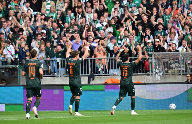 22.08.2026,GER Fußball, Männer,DFB Pokal, 1.Runde Saison 2026 2027, Hamburg, Lüneburger SK vs Werder Bremen Jens Stage (Werder 06) schiesst das Tor zum 1-0 fuer Bremen vorbei an Torwart Tommy Henze (Pauli 01) und jubelt mit den Fans DFB DFL regulations prohibit any use of photographs as image sequences and or quasi-video) Hamburg Millerntorstadion Hamburg Deutschland *** August 22, 2026, German Soccer, Men s, DFB Cup, 1st Round, 2026–2027 Season, Hamburg, Lüneburger SK vs. Werder Bremen: Jens Stage (Werder 06) scores the 1–0 goal for Bremen past goalkeeper Tommy Henze (Pauli 01) and celebrates with the fans. DFB and DFL regulations prohibit any use of photographs as image sequences and or quasi-video. Hamburg Millerntorstadion, Hamburg, Germany Copyright: xnordphotoxGmbH xWitkex