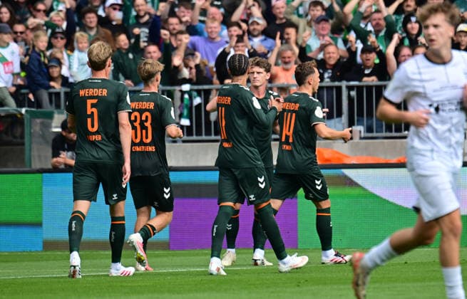 22.08.2026,GER Fußball, Männer,DFB Pokal, 1.Runde Saison 2026 2027, Hamburg, Lüneburger SK vs Werder Bremen Jens Stage (Werder 06) schiesst das Tor zum 1-0 fuer Bremen vorbei an Torwart Tommy Henze (Pauli 01) und jubelt mit der Mannschaft DFB DFL regulations prohibit any use of photographs as image sequences and or quasi-video) Hamburg Millerntorstadion Hamburg Deutschland *** August 22, 2026, German Soccer, Men, DFB Cup, 1st Round, 2026–2027 Season, Hamburg, Lüneburger SK vs. Werder Bremen: Jens Stage (Werder 06) scores the 1–0 goal for Bremen past goalkeeper Tommy Henze (Pauli 01) and celebrates with the team. DFB and DFL regulations prohibit any use of photographs as image sequences and or quasi-video. Hamburg Millerntorstadion, Hamburg, Germany Copyright: xnordphotoxGmbH xWitkex