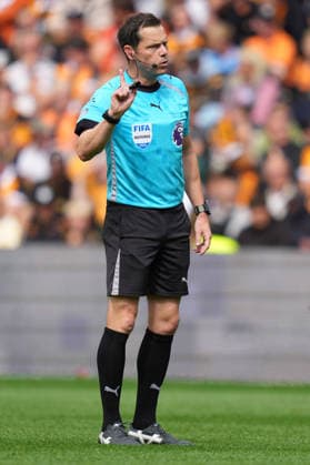 Hull City v Manchester United, ManU Premier League Referee Darren England gestures during the Premier League match at the MKM Stadium, Hull 22 08 2026 UK Newspapers OUT Copyright: xMikexMartinx FIL-23813-0167