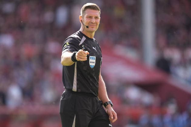 Premier League: Nottingham Forest v Leeds United Referee Robert Jones in action during the Premier League match Nottingham Forest vs Leeds United at City Ground, Nottingham, United Kingdom on 22 August 2026 (Photo by Maynard Manyowa News Images) Nottingham City Ground Nottinghamshire United Kingdom Copyright: xMaynardxManyowa NewsxImagesx
