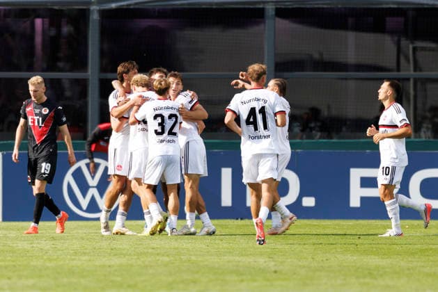KOELN, GERMANY - AUGUST 22, 2026: The team of Nuernberg celebrates the 0:1 goal of Piet Scobel (1. FC Nuernberg, 19) during the DFB-Cup match between Viktoria Koeln vs. 1. FC Nuernberg at the Sportpark Hoehenberg on August 22, 2026 in Koeln, Germany. DFL REGULATIONS PROHIBIT ANY USE OF PHOTOGRAPHS AS IMAGE SEQUENCES AND OR QUASI-VIDEO. Nordrhein-Westfalen Germany Copyright: xAxelxKohringx
