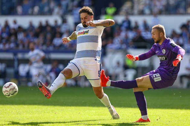 22.08.2026, GER, Fussball, Herren, DFB-Pokal, Saison 2026 2027, MSV Duisburg - SV Elversberg Lex-Tyger Lobinger (Duisburg) und Nicolas Kristof (SVE) im Kampf um den Ball Duisburg schauinsland-reisen Arena Nordrhein-Westfalen Deutschland *** August 22, 2026, GER, Soccer, Men s, DFB Cup, 2026–2027 Season, MSV Duisburg vs. SV Elversberg: Lex Tyger Lobinger (Duisburg) and Nicolas Kristof (SVE) battle for the ball; Duisburg, Schauinsland, Arena, North Rhine-Westphalia, Germany Copyright: xAdrianxSchlüterx