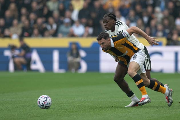 Hull City v Manchester United, ManU Premier League Lewis Coyle of Hull City clashes with Patrick Dorgu of Manchester United during the Premier League match between Hull City and Manchester United at the MKM Stadium, Hull. 22 08 2026 UK Newspapers OUT Copyright: xMattxWilkinsonx FIL-23804-0171