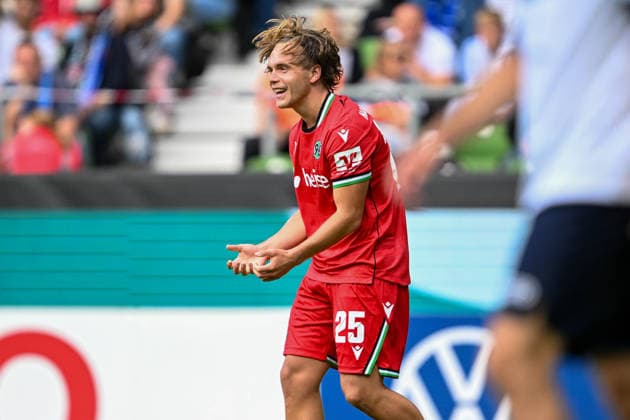 DFB Pokal 26 27 - SV Hemelingen - Hannover 96 am 22.08.2026 im Weserstadion in Bremen Jubel, Torjubel, Torschuetze, Torschütze Lars Gindorf (Hannover) jubelt nach seinem Tor zum 0:7. *** DFB Cup 26-27: SV Hemelingen vs. Hannover 96 on August 22, 2026, at the Weserstadion in Bremen—cheers, goal celebrations, goal scorers, goal scorer Lars Gindorf; Hannover celebrates after his goal to make it 0-7 MT
