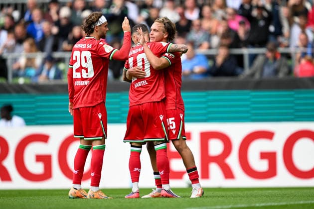 DFB Pokal 26 27 - SV Hemelingen - Hannover 96 am 22.08.2026 im Weserstadion in Bremen Jubel, Torjubel, Torschuetze, Torschütze Lars Gindorf (Hannover) jubelt nach seinem Tor zum 0:7 mit Marcel Hartel (Hannover) und Kolja Oudenne (Hannover) *** DFB Cup 26–27: SV Hemelingen vs. Hannover 96 on August 22, 2026, at the Weserstadion in Bremen—Cheers, goal celebrations, Goal scorers, goal scorer Lars Gindorf; Hannover celebrates after his goal to make it 0–7, with Marcel Hartel and Kolja Oudenne MT