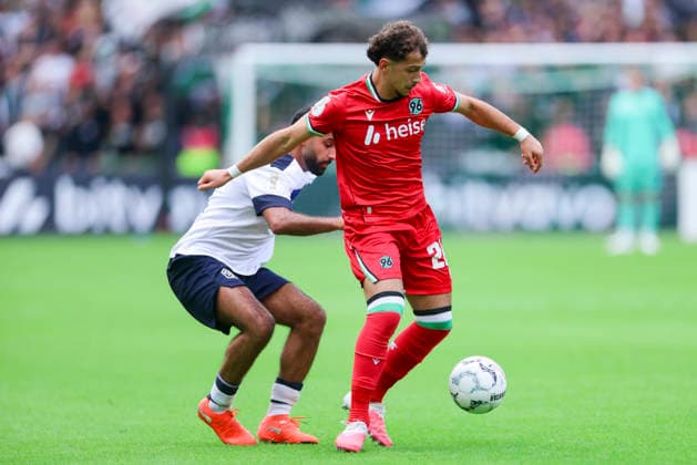 Berkay Isik (SV Hemelingen) und Taycan Ectibasi (Hannover 96) kaempfen um den Ball waehrend des Spiels des DFB-Pokals zwischen SV Hemelingen und Hannover 96, Weserstadion am 22. August 2026 in Bremen, Deutschland. (Foto von Marco Steinbrenner DeFodi Images) +++ Berkay Isik (SV Hemelingen) und Taycan Ectibasi (Hannover 96) battle for the ball during the DFB-Pokal match between SV Hemelingen and Hannover 96t at Weserstadion on August 22, 2026 in Bremen, Germany. (Photo by Marco Steinbrenner DeFodi Images) (Photo by Marco Steinbrenner DeFodi Images) - *** Berkay Isik of SV Hemelingen and Taycan Ectibasi of Hannover 96 battle for the ball during the DFB Cup match between SV Hemelingen and Hannover 96 at Weserstadion on August 22, 2026, in Bremen, Germany Photo by Marco Steinbrenner, DeFodi Images Berkay Isik of SV Hemelingen and Taycan Ectibasi of Hannover 96 battle for the ball during the DFB Cup match between SV Hemelingen and Hannover 96 at Weserstadion on August 22, 2026 in Bremen, Germany Photo by Marco Steinbrenner, DeFodi Images Photo by Marco Steinbrenner, DeFodi Images