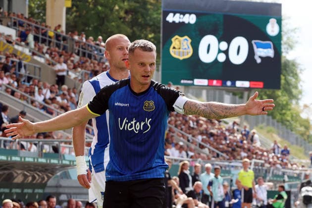 22.08.2026, xrekx, Fussball DFB Pokal 1.Runde, 1.FC Saarbruecken - Hertha BSC Berlin v.l. Florian Pick (1.FC Saarbruecken) gibt Anweisungen, gestikuliert, mit den Armen gestikulieren gives instructions, gesticulate (DFL DFB REGULATIONS PROHIBIT ANY USE OF PHOTOGRAPHS as IMAGE SEQUENCES and or QUASI-VIDEO) Saarbruecken *** August 22, 2026, xrekx, Soccer DFB Cup 1st Round, 1. FC Saarbrücken vs. Hertha BSC Berlin, referee Florian Pick. 1. FC Saarbrücken gives instructions, gesticulates, waves his arms, gesticulates. DFL and DFB regulations prohibit any use of photographs as image sequences and or quasi-video. Saarbrücken
