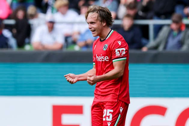 Lars Gindorf (Hannover 96) bejubelt seinen Treffer zum 0:7 waehrend des Spiels des DFB-Pokals zwischen SV Hemelingen und Hannover 96, Weserstadion am 22. August 2026 in Bremen, Deutschland. (Foto von Marco Steinbrenner DeFodi Images) +++ Lars Gindorf (Hannover 96) celebrates after scoring his teams seventh goal during the DFB-Pokal match between SV Hemelingen and Hannover 96t at Weserstadion on August 22, 2026 in Bremen, Germany. (Photo by Marco Steinbrenner DeFodi Images) (Photo by Marco Steinbrenner DeFodi Images) - *** Lars Gindorf of Hannover 96 celebrates his goal to make the score 0–7 during the DFB Cup match between SV Hemelingen and Hannover 96 at Weserstadion on August 22, 2026, in Bremen, Germany Photo by Marco Steinbrenner, DeFodi Images Lars Gindorf of Hannover 96 celebrates after scoring his team’s seventh goal during the DFB Cup match between SV Hemelingen and Hannover 96 at Weserstadion on August 22, 2026 in Bremen, Germany. Photo by Marco Steinbrenner, DeFodi Images. Photo by Marco Steinbrenner, DeFodi Images.