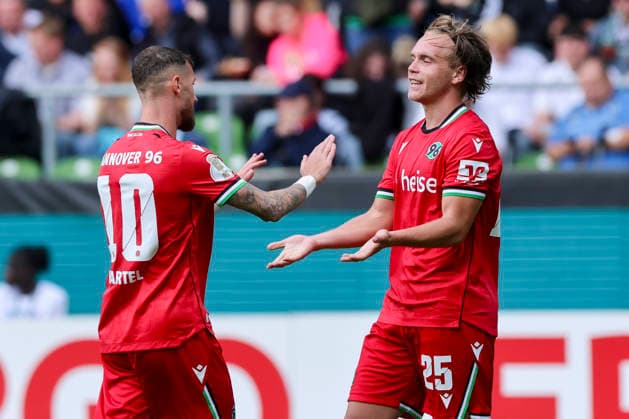 Lars Gindorf (Hannover 96) bejubelt seinen Treffer zum 0:7 mit Marcel Hartel (Hannover 96) waehrend des Spiels des DFB-Pokals zwischen SV Hemelingen und Hannover 96, Weserstadion am 22. August 2026 in Bremen, Deutschland. (Foto von Marco Steinbrenner DeFodi Images) +++ Lars Gindorf (Hannover 96) celebrates after scoring his teams seventh goal with Marcel Hartel (Hannover 96) during the DFB-Pokal match between SV Hemelingen and Hannover 96t at Weserstadion on August 22, 2026 in Bremen, Germany. (Photo by Marco Steinbrenner DeFodi Images) (Photo by Marco Steinbrenner DeFodi Images) - *** Lars Gindorf of Hannover 96 celebrates his goal—making the score 0–7—with Marcel Hartel of Hannover 96 during the DFB Cup match between SV Hemelingen and Hannover 96 at Weserstadion on August 22, 2026, in Bremen, Germany Photo by Marco Steinbrenner, DeFodi Images Lars Gindorf of Hannover 96 celebrates after scoring his team’s seventh goal with Marcel Hartel of Hannover 96 during the DFB Cup match between SV Hemelingen and Hannover 96 at Weserstadion on August 22, 2026, at the Weserstadion in Bremen, Germany. Photo by Marco Steinbrenner, DeFodi Images. Photo by Marco Steinbrenner, DeFodi Images.