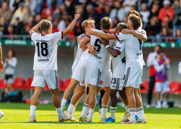 22.08.2026 - Fussball - Saison 2026 2027 - DFB Pokal Vereinspokal - 01. Runde: Viktoria Köln - 1. FC Nürnberg Nuernberg FCN ( Club ) - Sportfoto Zink DaMa - xdaxmax - regulations prohibit any use of photographs as image sequences and or quasi-video - Jubel Freude Torjubel nach Tor zum 0:1 - Piet Scobel (19, 1. FC Nürnberg FCN ) und Mannschaft Team jubelt freut sich - Torschütze: Piet Scobel (19, 1. FC Nürnberg FCN ) *** August 22, 2026 Soccer Season 2026–2027 DFB Cup Club Cup First Round Viktoria Cologne 1 FC Nuremberg Nuremberg FCN Club Sports Photo Zink DaMa xdaxmax regulations prohibit any use of photographs as image sequences and or quasi-video celebrationsJub, joy, goal celebration after the goal to make it 0–1, Piet Scobel 19, 1 FC Nuremberg FCN, and the team celebrating; goal scorer Piet Scobel 19, 1 FC Nuremberg FCN