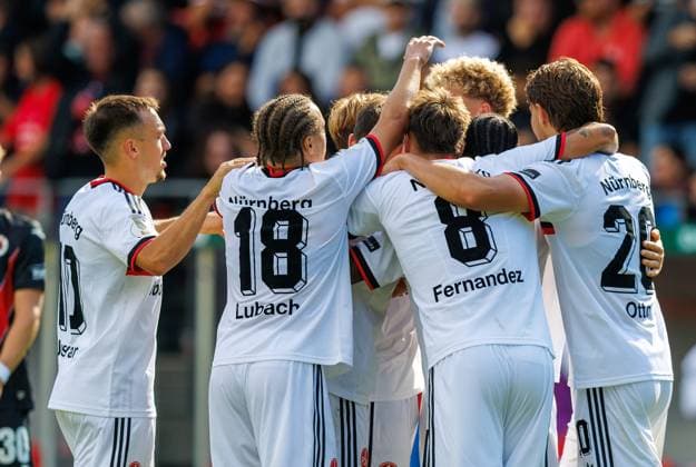 22.08.2026 - Fussball - Saison 2026 2027 - DFB Pokal Vereinspokal - 01. Runde: Viktoria Köln - 1. FC Nürnberg Nuernberg FCN ( Club ) - Sportfoto Zink DaMa - xdaxmax - regulations prohibit any use of photographs as image sequences and or quasi-video - Jubel Freude Torjubel nach Tor zum 0:1 - Piet Scobel (19, 1. FC Nürnberg FCN ) und Mannschaft Team jubelt freut sich - Torschütze: Piet Scobel (19, 1. FC Nürnberg FCN ) *** August 22, 2026 Soccer Season 2026–2027 DFB Cup Club Cup First Round Viktoria Cologne 1 FC Nuremberg Nuremberg FCN Club Sports Photo Zink DaMa xdaxmax regulations prohibit any use of photographs as image sequences and or quasi-video celebrationsJub, joy, goal celebration after the goal to make it 0–1, Piet Scobel 19, 1 FC Nuremberg FCN, and the team celebrating; goal scorer Piet Scobel 19, 1 FC Nuremberg FCN