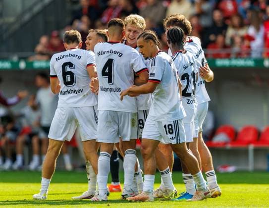 22.08.2026 - Fussball - Saison 2026 2027 - DFB Pokal Vereinspokal - 01. Runde: Viktoria Köln - 1. FC Nürnberg Nuernberg FCN ( Club ) - Sportfoto Zink DaMa - xdaxmax - regulations prohibit any use of photographs as image sequences and or quasi-video - Jubel Freude Torjubel nach Tor zum 0:1 - Piet Scobel (19, 1. FC Nürnberg FCN ) und Mannschaft Team jubelt freut sich - Torschütze: Piet Scobel (19, 1. FC Nürnberg FCN ) *** August 22, 2026 Soccer Season 2026–2027 DFB Cup Club Cup First Round Viktoria Cologne 1 FC Nuremberg Nuremberg FCN Club Sports Photo Zink DaMa xdaxmax regulations prohibit any use of photographs as image sequences and or quasi-video celebrationsJub, joy, goal celebration after the goal to make it 0–1, Piet Scobel 19, 1 FC Nuremberg FCN, and the team celebrating; goal scorer Piet Scobel 19, 1 FC Nuremberg FCN