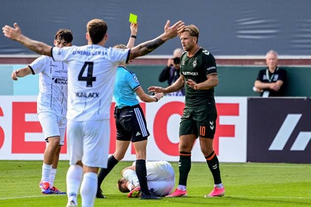 Niclas Füllkrug ( Werder ) sieht die Gelbe Karte von Schiedsrichterin Fabienne Michel Deutschland , Hamburg , Millerntor , Fussball , 1 Bundesliga , Oberliga Niedersachsen , DFB Pokal Runde 1 , LSK Lüneburg - SV Werder Bremen *** Niclas Füllkrug, Werder, sees a yellow card from referee Fabienne Michel; Germany, Hamburg, Millerntor, soccer, Bundesliga 1, Oberliga Niedersachsen, DFB Cup Round 1, LSK Lüneburg, SV Werder Bremen