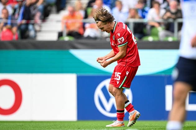 DFB Pokal 26 27 - SV Hemelingen - Hannover 96 am 22.08.2026 im Weserstadion in Bremen Jubel, Torjubel, Torschuetze, Torschütze Lars Gindorf (Hannover) jubelt nach seinem Tor zum 0:7. *** DFB Cup 26-27: SV Hemelingen vs. Hannover 96 on August 22, 2026, at the Weserstadion in Bremen—cheers, goal celebrations, goal scorers, goal scorer Lars Gindorf; Hannover celebrates after his goal to make it 0-7 MT