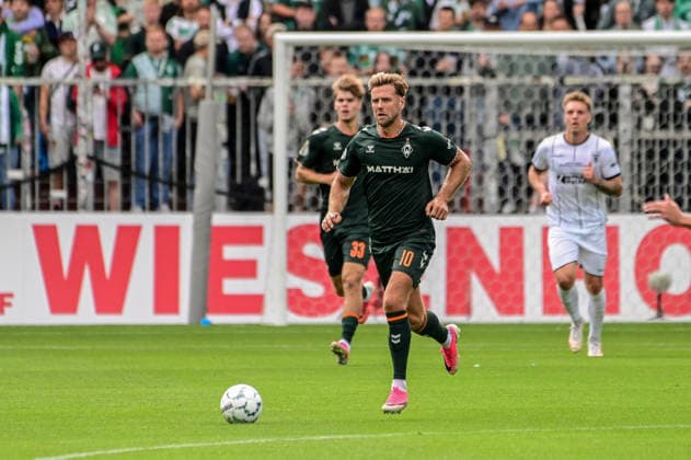 Niclas Füllkrug ( Werder ) am Ball Deutschland , Hamburg , Millerntor , Fussball , 1 Bundesliga , Oberliga Niedersachsen , DFB Pokal Runde 1 , LSK Lüneburg - SV Werder Bremen *** Niclas Füllkrug, Werder in the Spotlight, Germany, Hamburg, Millerntor, Soccer, Bundesliga 1, Lower Saxony Oberliga, DFB Cup Round 1, LSK Lüneburg, SV Werder Bremen
