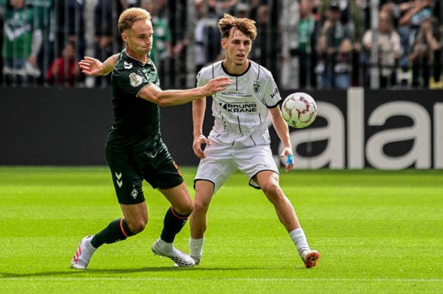 Amos Pieper ( Werder ) Tjark Dörr ( Lüneburg ) Deutschland , Hamburg , Millerntor , Fussball , 1 Bundesliga , Oberliga Niedersachsen , DFB Pokal Runde 1 , LSK Lüneburg - SV Werder Bremen *** Amos Pieper, Werder, Tjark Dörr, Lüneburg, Germany, Hamburg, Millerntor, soccer, Bundesliga 1, Oberliga Niedersachsen, DFB Cup Round 1, LSK Lüneburg, SV Werder Bremen