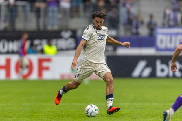 GER, Aue, Fussball, DFB-Pokal, 1. Hauptrunde, FC Erzgebirge Aue vs. TSG 1899 Hoffenheim im Bild v.l.: Leon Avdullahu (TSG Hoffenheim 07), Aktion mit Ball 22.08.2026, EINS Erzgebirgsstadion Aue DFB REGULATIONS PROHIBIT ANY USE OF PHOTOGRAPHS AS IMAGE SEQUENCES AND OR QUASI-VIDEO, *** GER, Aue, Soccer, DFB Cup, 1st Round, FC Erzgebirge Aue vs. TSG 1899 Hoffenheim in the photo (from left): Leon Avdullahu (TSG Hoffenheim 07), in action with the ball, August 22, 2026, EINS Erzgebirgsstadion Aue. DFB regulations prohibit any use of photographs as image sequences and or quasi-video, Copyright: HMBxMedia PaulxFritz