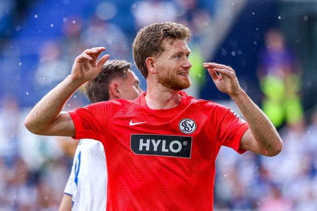 2026.08.22, xkwix, Fußball, DFB-Pokal, MSV Duisburg - SV Elversberg, Schauinsland-Reisen-Arena, 1.Runde, Saison 2026 2027: Florian Le Joncour (SV Elversberg 3) schlaegt die Arme ueber den Kopf nach nicht getroffenem Kopfball DFB regulations prohibit any use of photographs as image sequences and or quasi-video. Photo: xKamilxWilkowskixPressefotoKochx Nordrhein-Westfalen Deutschland *** August 22, 2026, xkwix, Soccer, DFB Cup, MSV Duisburg vs. SV Elversberg, Schauinsland Reisen Arena, 1st Round, 2026–2027 Season: Florian Le Joncour of SV Elversberg 3 throws his arms above his head after a missed header. DFB regulations prohibit any use of photographs as image sequences and or quasi-video. Photo: xKamilxWilkowskixPressefotoKochx, North Rhine-Westphalia, Germany