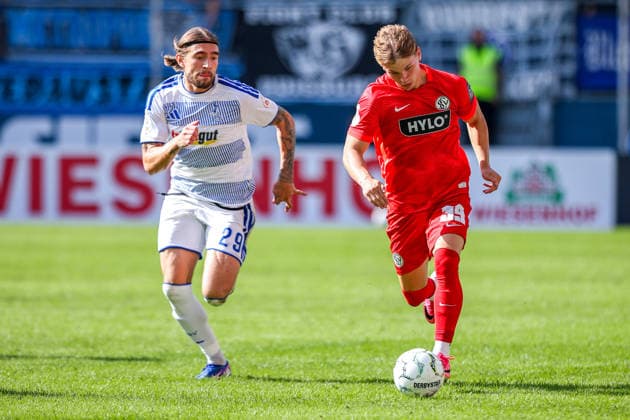 2026.08.22, xkwix, Fußball, DFB-Pokal, MSV Duisburg - SV Elversberg, Schauinsland-Reisen-Arena, 1.Runde, Saison 2026 2027: Joshua Bitter (MSV Duisburg 29) im Zweikampf gegen Cole Campbell (SV Elversberg 39) DFB regulations prohibit any use of photographs as image sequences and or quasi-video. Photo: xKamilxWilkowskixPressefotoKochx Nordrhein-Westfalen Deutschland *** August 22, 2026, xkwix, Soccer, DFB Cup, MSV Duisburg vs. SV Elversberg, Schauinsland Reisen Arena, 1st Round, 2026–2027 Season: Joshua Bitter (MSV Duisburg, No. 29) in a tackle against Cole Campbell (SV Elversberg, No. 39). DFB regulations prohibit any use of photographs as image sequences and or quasi-video. Photo: xKamilxWilkowskixPressefotoKochx, North Rhine-Westphalia, Germany