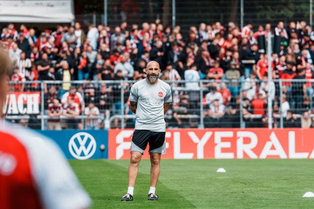 Deutschland, Köln (Sportpark Höhenberg): DFB-Pokal, 1. Runde, FC Viktoria Köln - 1. FC Nürnberg, Javier Pinola (Co-Trainer 1. FC Nürnberg) vor dem Spiel *** Germany, Cologne, Sportpark Höhenberg, DFB Cup, 1st Round, FC Viktoria Cologne vs. 1. FC Nuremberg; Javier Pinola, Assistant Coach of 1. FC Nuremberg, before the game Copyright: xThiemoxRudolphx