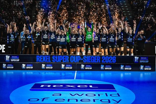 Die Mannschaft der HSG Blomberg-Lippe jubelt auf dem Podium mit dem Pokal in den Händen, während Funken-Pyrotechnik über der Siegermannschaft abbrennt. Das Banner Rexel Super Cup-Sieger 2026 leuchtet vor ausverkauftem Publikum im SAP Garden München. HSG Blomberg-Lippe feiert Rexel Super Cup-Sieg 2026 im SAP Garden *** The HSG Blomberg Lippe team celebrates on the podium with the trophy in their hands, while fireworks light up the sky above the winning team. The Rexel Super Cup Winner 2026 banner shines before a sold-out crowd at SAP Garden in Munich. HSG Blomberg Lippe celebrates its 2026 Rexel Super Cup victory at SAP Garden Copyright: xspeedshotx xDorianfrickx