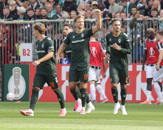 Torjubel 0-2 durch Niclas Fuellkrug (SV Werder Bremen) Fussball, Saison 2026 2027, Maenner, Herren, DFB Pokal, 1. Hauptrunde, Millerntor Stadion, Lueneburger SK gegen Werder Bremen DFL REGULATIONS PROHIBIT ANY USE OF PHOTOGRAPHS AS IMAGE SEQUENCES AND OR QUASI-VIDEO. *** Goal celebration 0 2 by Niclas Füellkrug, SV Werder Bremen soccer, 2026–2027 season, Men, DFB Cup, 1st Round, Millerntor Stadium, Lüneburger SK vs. Werder Bremen. DFL REGULATIONS PROHIBIT ANY USE OF PHOTOGRAPHS AS IMAGE SEQUENCES AND OR QUASI-VIDEO