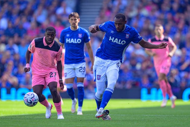 IPSWICH, ENGLAND AUGUST 22 - Issa Diop of Ipswich Town on the ball during the Premier League game between Ipswich Town and Sunderland at Portman Road on August 22, 2026 in Ipswich, England. (Photo by Keeran Marquis Sports Press Photo)  Copyright: xKeeranxMarquis SPPx Sportspressphoto_SPR212362